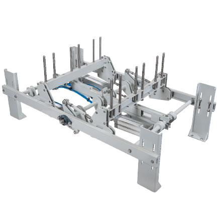 Pallet centering device Pallet centering device
